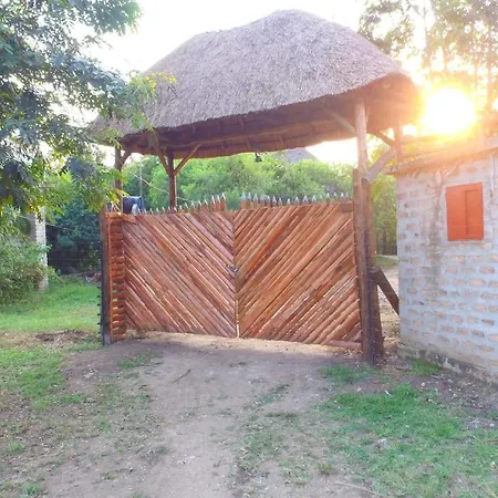 Irungu Forest Safari Lodge Katunguru Exterior photo